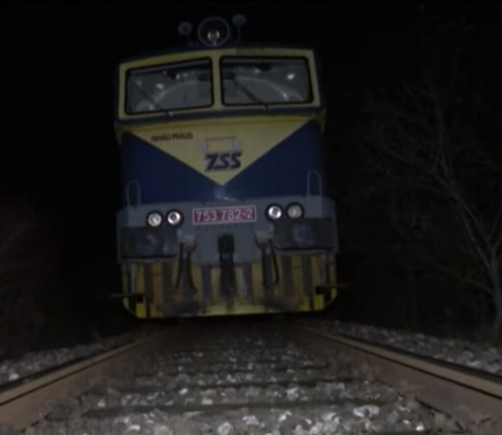 „Возови се крећу великом брзином и не могу се зауставити на време — кретање по прузи може имати кобне последице.“