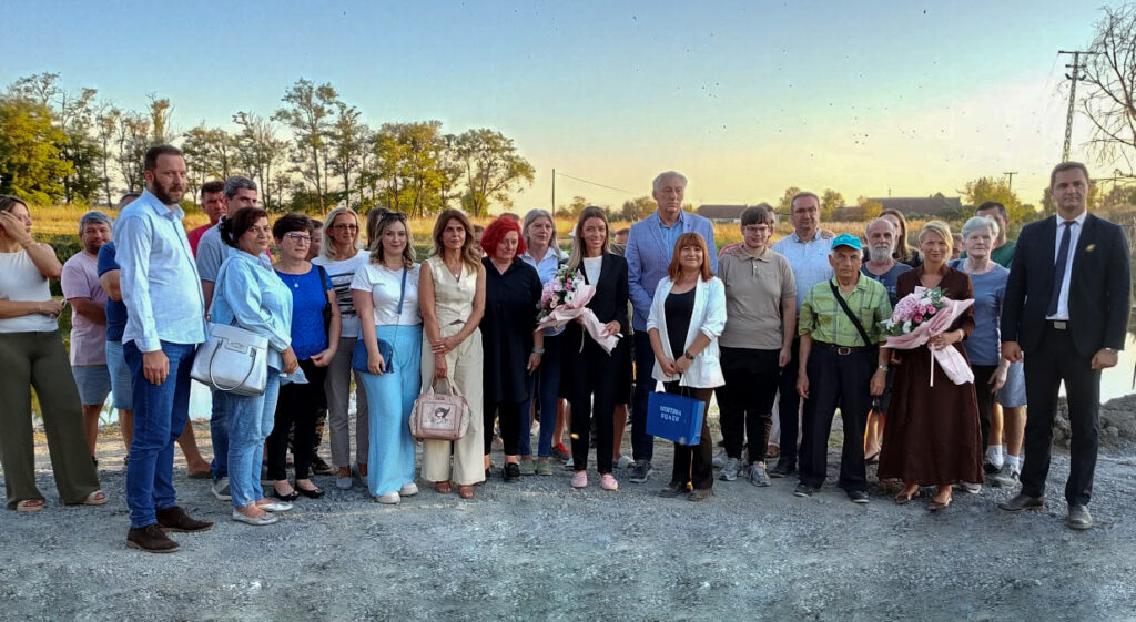 Министарка привреде Адријана Месаровић и Милана Личина, заменица председнице општине Оџаци у посети радовима у С. Милетићу  © AcanskiS RTV