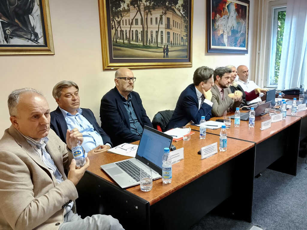 Radoš Popadić, v.d. pomoćnika ministra, Nebojša Despotović, rukovodilac Sektora za ekonomsko-finansijske poslove, Marko Spasojević, direktor Sektora, Aleksandra Horvatić, direktor Sektora za smanjenje gubitaka, kao i Andrija Bogunović, viši analitičar za poslovne procese upravljanja DEES© AcanskiS  RTV