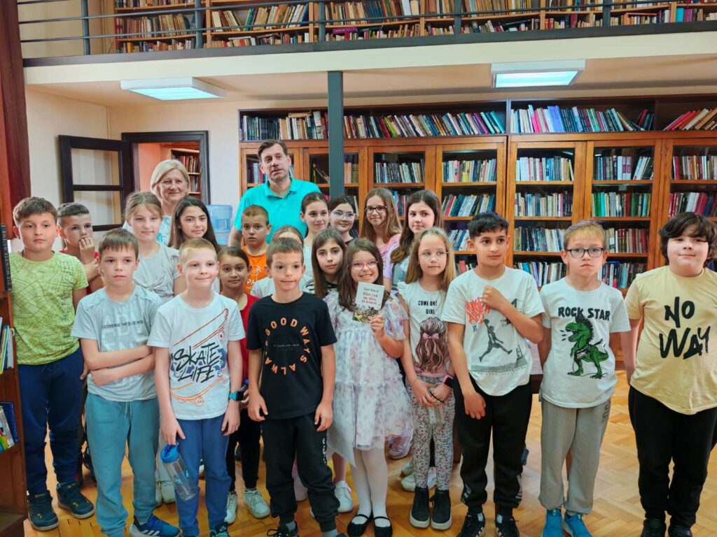 Дејан Алексић одушевио апатинске малишане: Сусрет за чисту петицу!